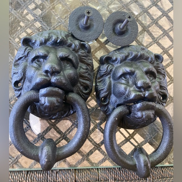 Black Cast Iron Lion Set of 2 Door Knockers with hardware - Picture 9 of 16